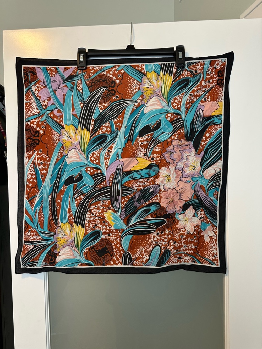 NWT Banana Republic (White Lotus Collection) Scarf